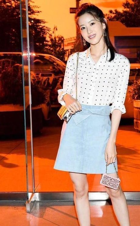 章泽天真厉害，烂大街的白衬衫居然穿出高级感，刘强东眼光真好