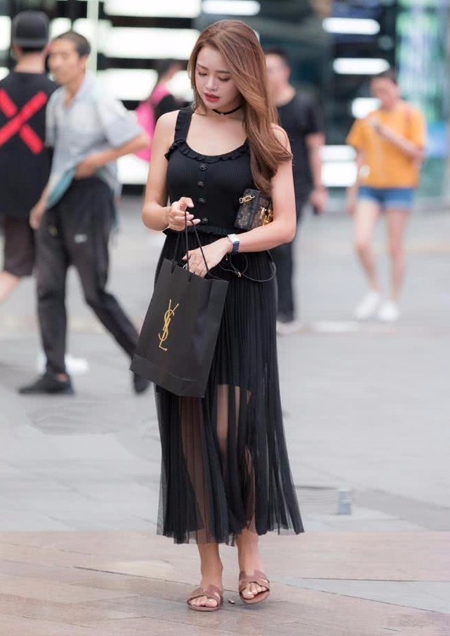 街拍：一个紧身的肚脐装，恰巧露出了小仙女的小蛮腰