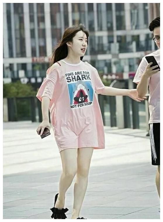 街拍：“紧身裤”可不是什么人都能穿的，图6这样穿就不行！