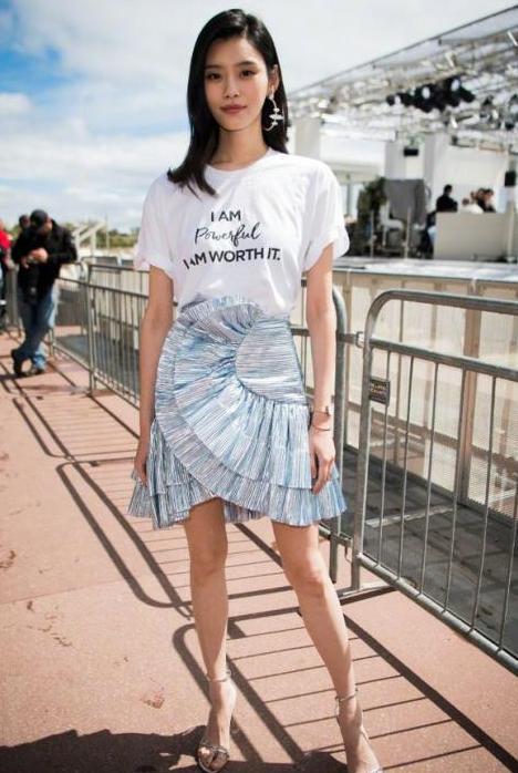 厉害了奚梦瑶！穿连衣裙开叉到腰，网友：腿长就是任性！