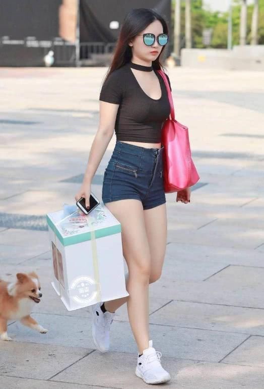 牛仔短裤黑背心，夏天的小姐姐就是这么清爽迷人！