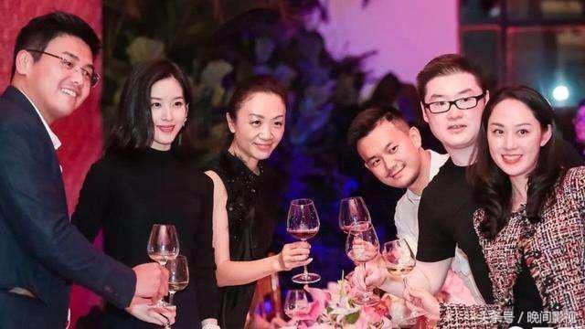 谁都不敢和章泽天同框，颜值杀伤力忒大，网红hold不住！