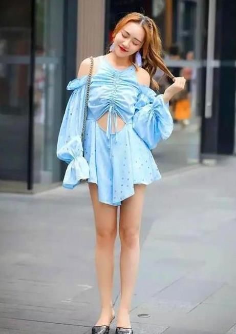  气质■街拍：身材高挑的美女，一件白色衬衫配红色皮裙，时尚魅力气质范