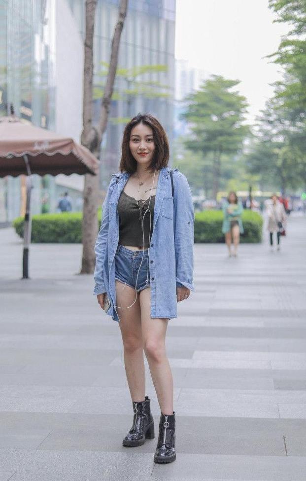街拍: 仙气满满与冷艳大气彰显不同的魅力, “小腰精”很抢镜