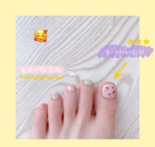  『暴露』方媛在线教美甲，糖果图案暴露辣妈少女心，漂亮双脚抢镜
