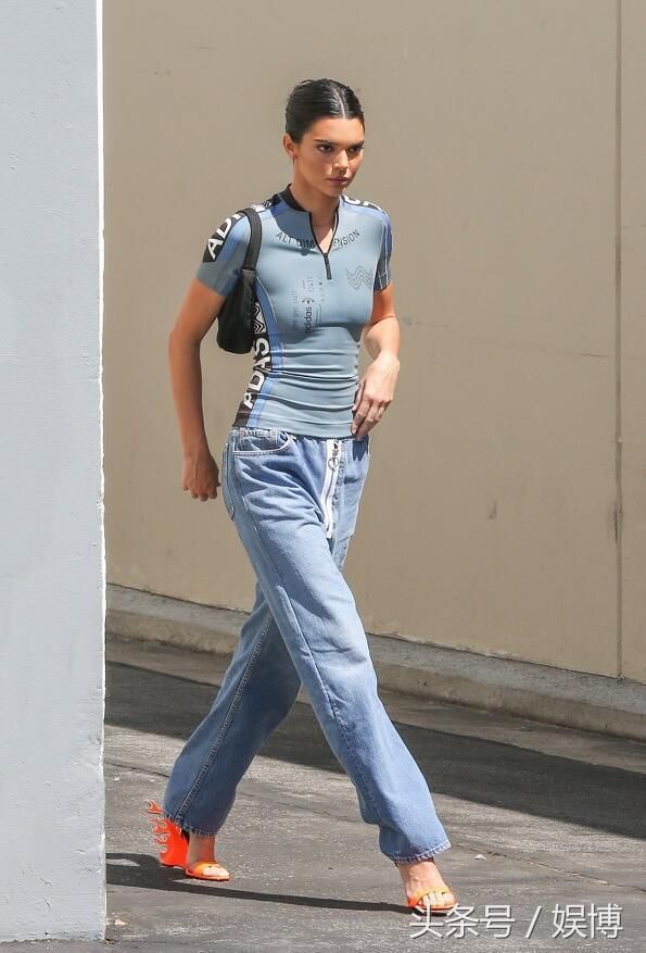 肯达尔詹娜穿上紧下松风格，真空上阵细腰抢眼，超燃鞋子气场全开