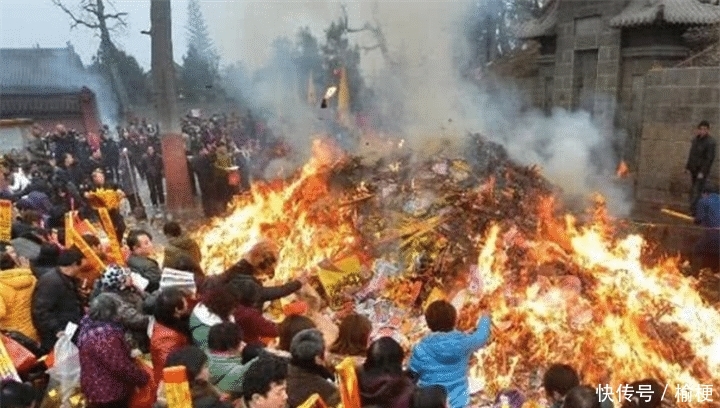 中国一座千年寺庙,因游客香火太旺,消防车、挖掘随时待命!