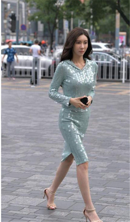 女人|街拍:轻熟的女人,身穿修身连衣裙,散发优雅的气息