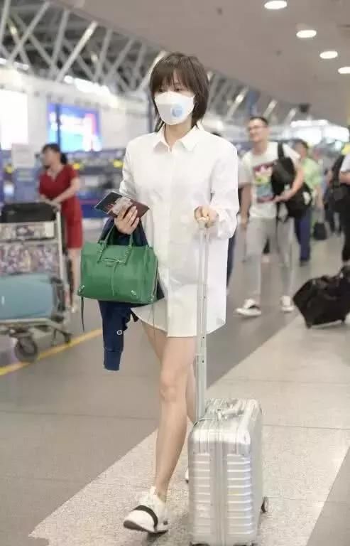 王子文超短裤太短了，腿长了10公分，网友：坐下要走光