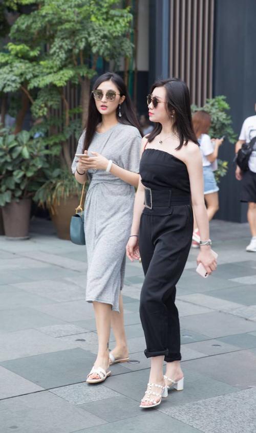 路人街拍：穿长裙长裤的小姐姐，优雅的身姿和性感的香肩很美