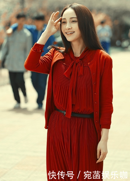 如今的姚笛越来越漂亮了，穿着时尚优雅又迷人，网友：太美了！