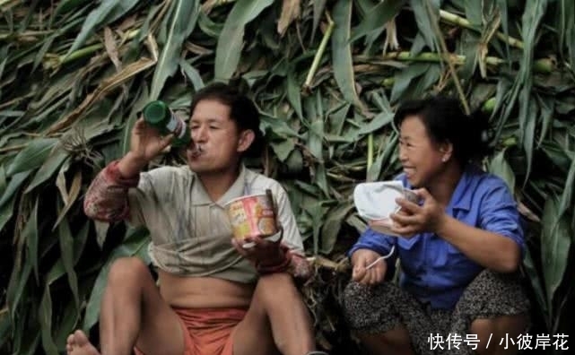 农民工”薪水“不高，为何吃饭却顿顿少不了啤酒？真实原因太心酸
