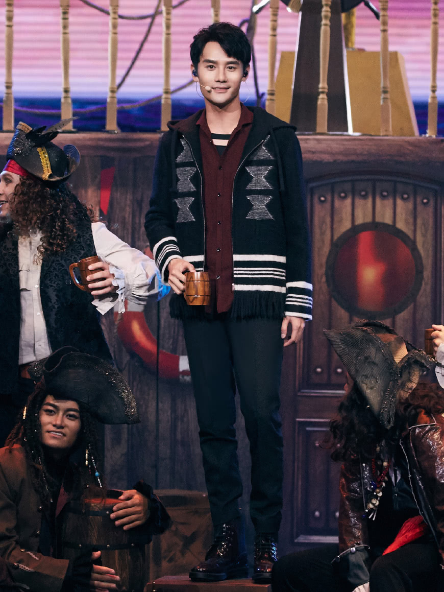 25岁盛一伦撞衫35岁王凯，同穿刺绣流苏外套，风格却差这么多！