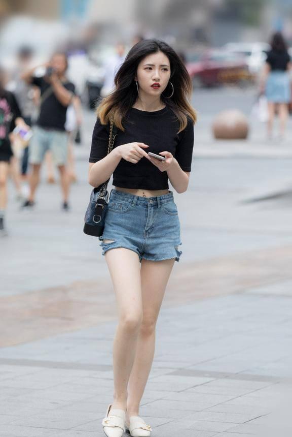 重庆辣妹街拍 一套简约时尚的穿搭，能让你美丽一夏天，我心动了