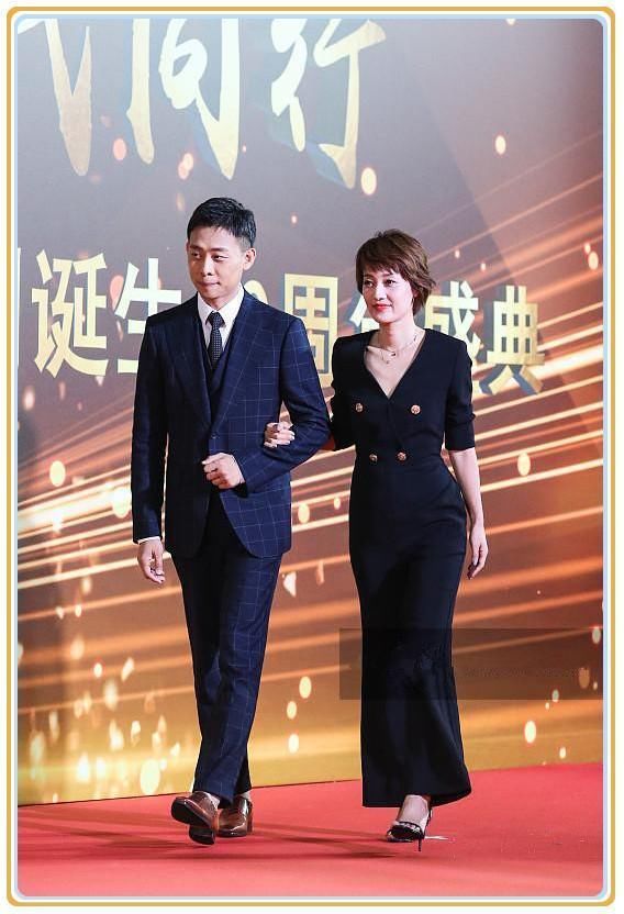 本以为马伊琍穿西装帅炸了，但看到贾静雯这效果，我顿时沉默了！