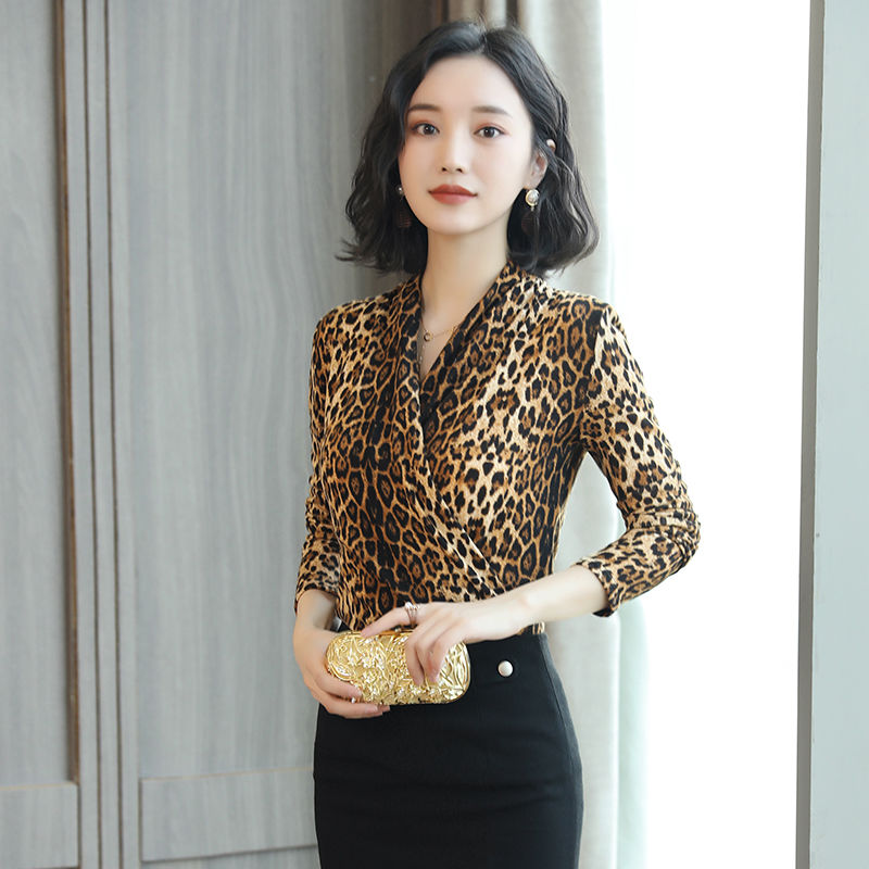 7080后女人，别穿风衣了，早秋流行这款，时尚减龄，超美嫩