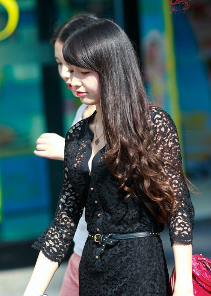 街拍，图三黑色丝袜加高跟鞋，图五粉色裙子加肉色丝袜，都很亮丽