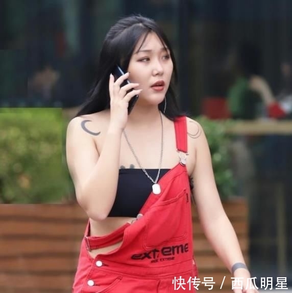  #衬衫#街拍：天生丽质的小姐姐，一件白色衬衫配牛仔裤，时尚窈窕好身姿