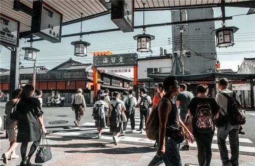 和中国交好后,黄金周赴日旅游的国人激增,当地人直言:多多益善