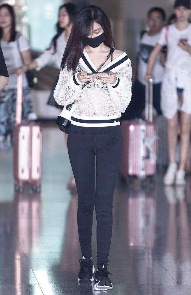 时尚紧身裤给人亲近无压力的暖女形象，自带一种优雅的女人气质