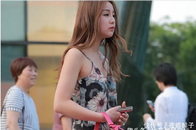 美女@完美展现大长腿,魅力十足,街拍:美女灰色针织裙搭配高跟鞋