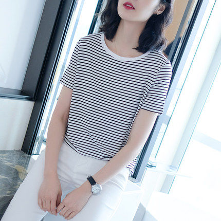 70后女人别穿的花里胡哨的，土气!穿简约款短袖，越简单越洋气