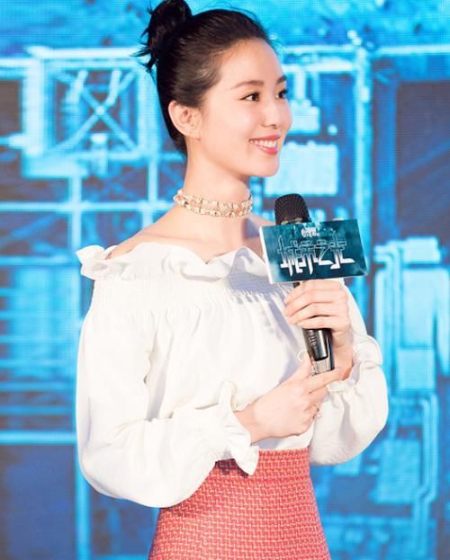  『女人』长得越精致的女人，越喜欢“扎头发”，脸上露出这3个地方很迷人