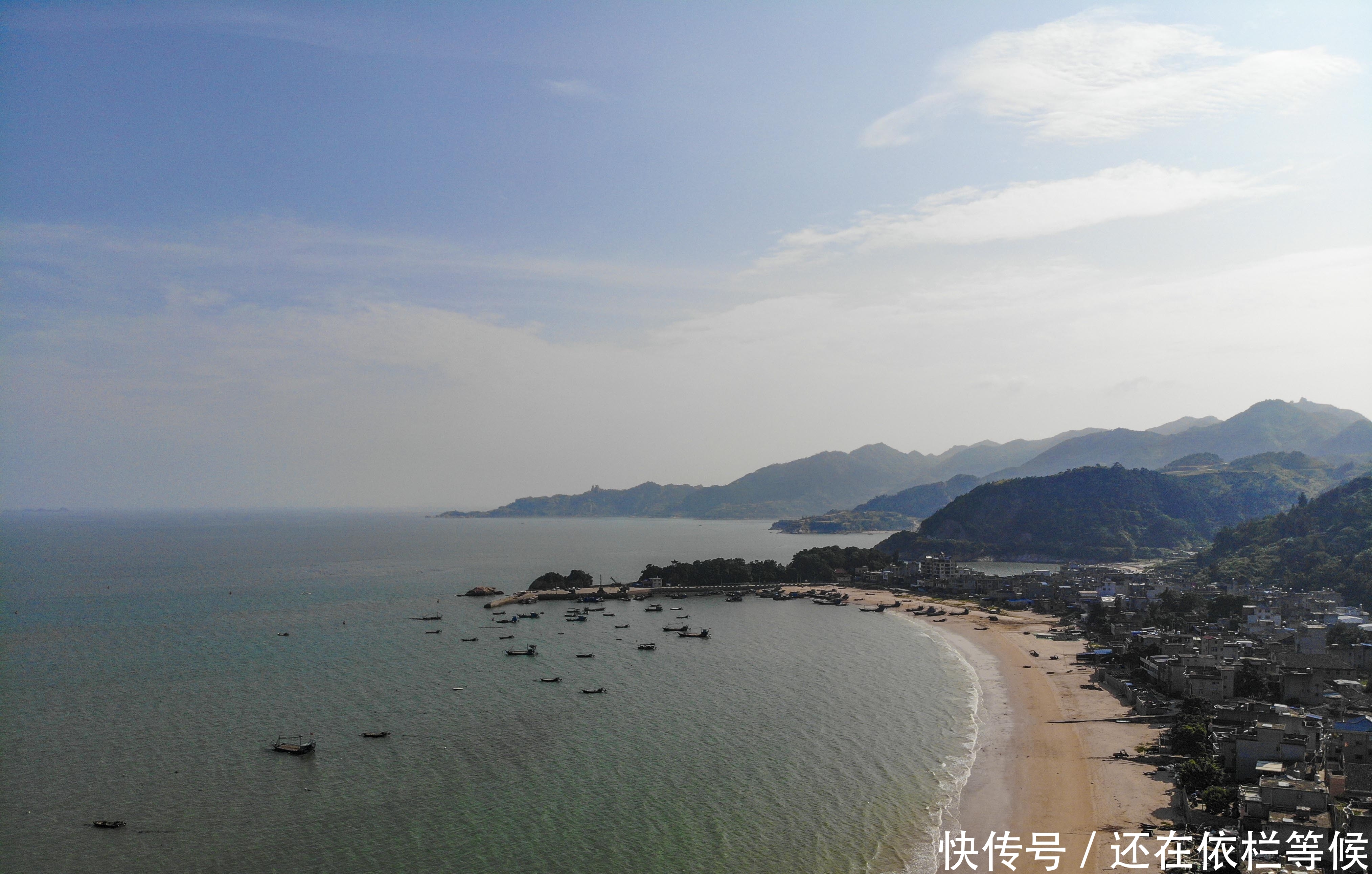 福建最美沙滩之一，因交通不便游客较少，被誉为“闽东的北戴河”