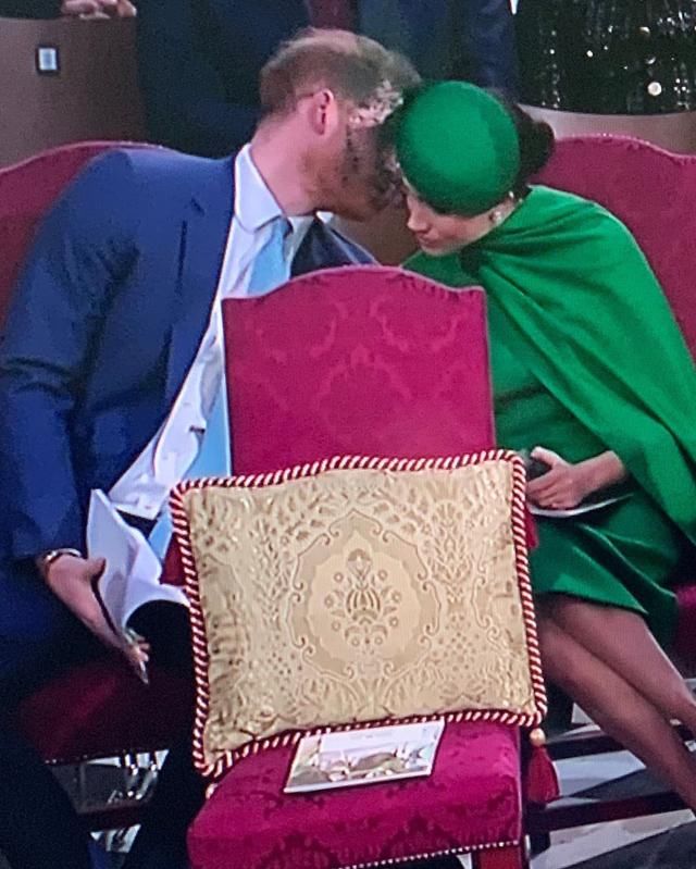 看起来■梅根一身绿用力过猛，凯特绝地反击赢得漂亮！穿旧大衣高贵大气