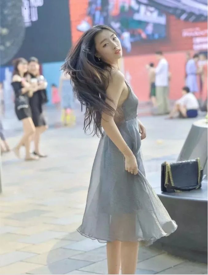 街拍美女:非常撩人的纱裙妹子