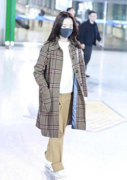  #女性朋友#董洁颜值真高！素颜出镜毫无畏惧，格纹大衣搭配白色毛衣保暖洋气