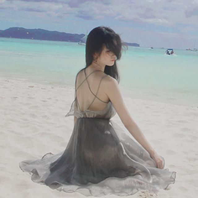 泳衣扔了吧!瞧瞧下图女人去海边怎么搭,减龄似少女迷倒一大片