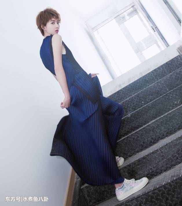 漫画腿只有郑爽才有?李凯馨穿超短裤秀美腿,漫画腿好看到不敢信