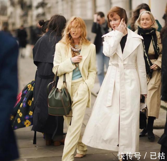 『轻松』今年果汁系少女轻松slay全场啦!深蓝色牛仔背带裤减龄必备穿搭