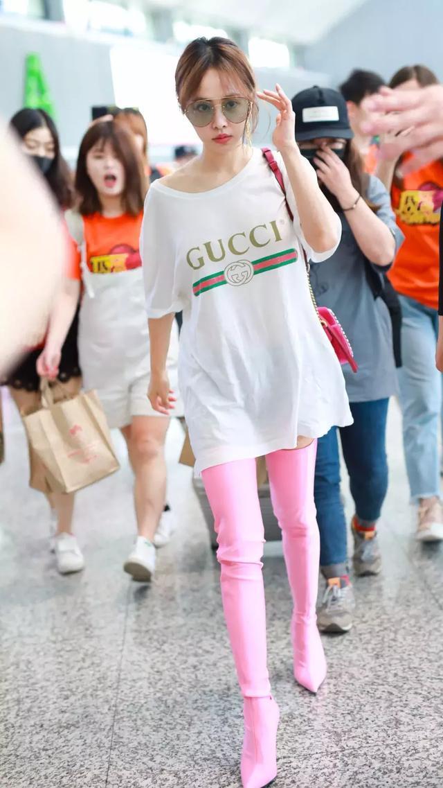 “改头换面”穿出慵懒风，孟美岐吴宣仪的活力少女Tee，了解一下