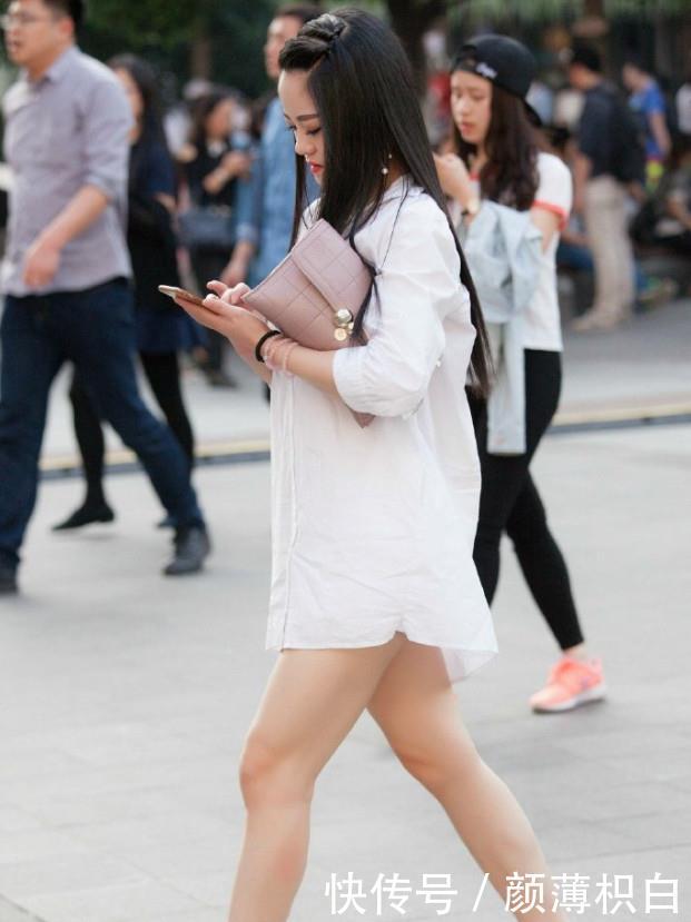 [ 凸显]凸显完美身材，十分性感，街拍：美丽女神白色衬衣有亮点