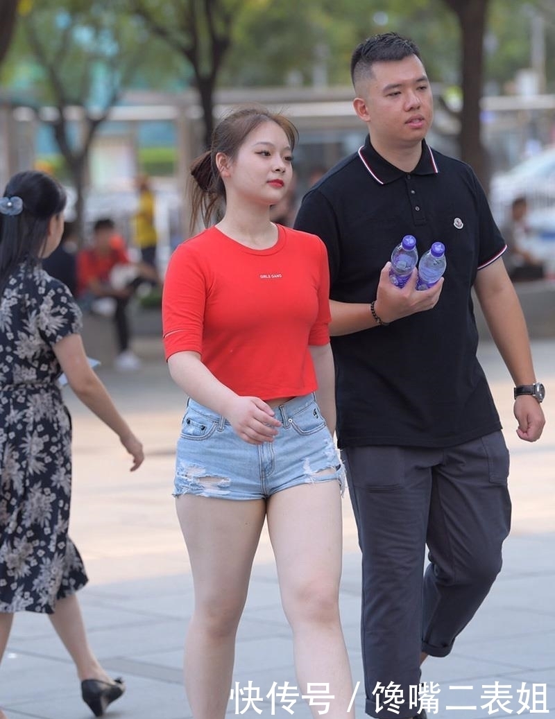 紧身裤|街拍:丰满美女的热裤和紧身裤,不一样的搭配风格,不一样的气质