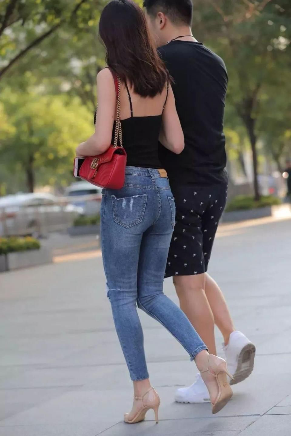 街拍:肤白貌美大长腿,傍高富帅,人生完美!