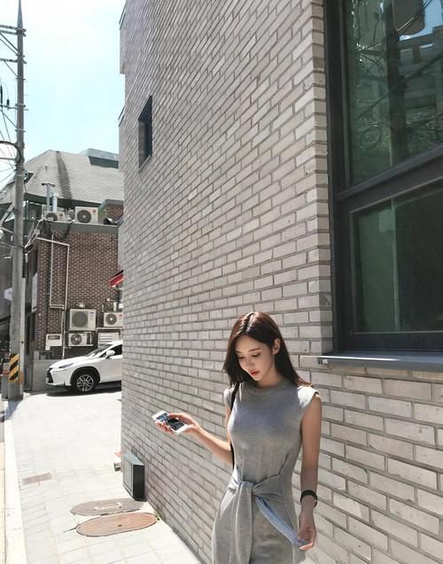 开叉的设计@想必大家都很喜欢，连衣裙：少妇的简单搭配