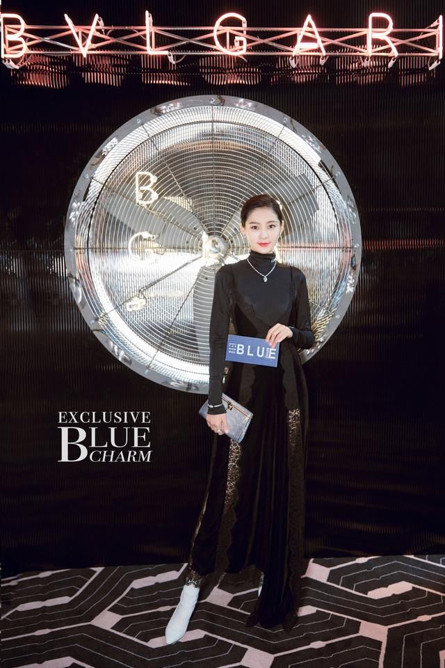 时装周上的王媛可太抢眼!穿长裙都掩不住大长腿