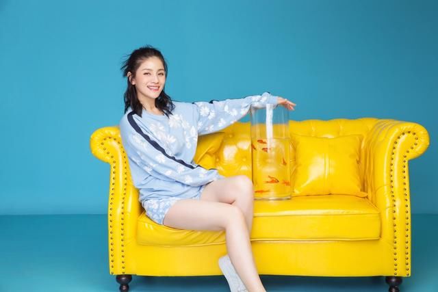 时尚U先生胡可时尚简约大气，清新靓丽，优雅端庄，婉约清秀