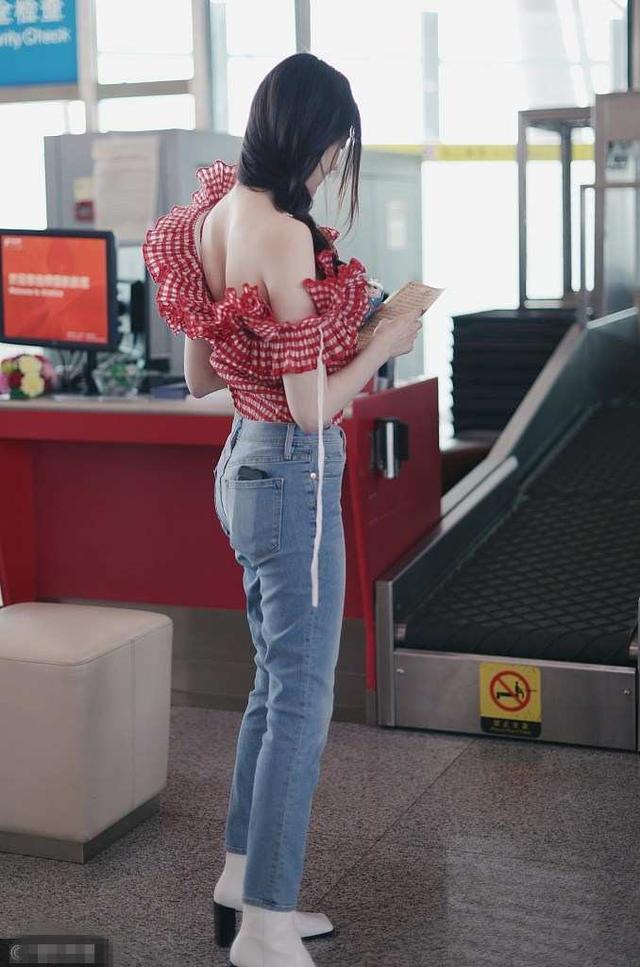 张天爱一身“清凉”装扮十分惹人眼球，女神穿衣越来越大胆了！