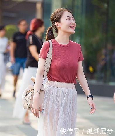 『 国色天香』白蕾丝紧身衣配短裤,十分温婉甜美,街拍:国色天香的小姐姐