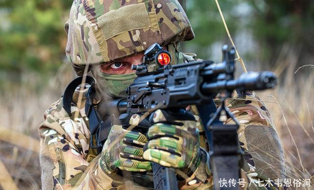 AK:俄军特种部队开始接收AK-12步枪 配上红点瞄准镜 颜值显著提升