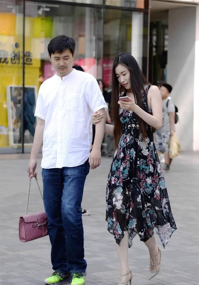  『气质』深色印花吊带长裙，浅灰色尖头细跟铆钉鞋，轻松搭配出时尚气质