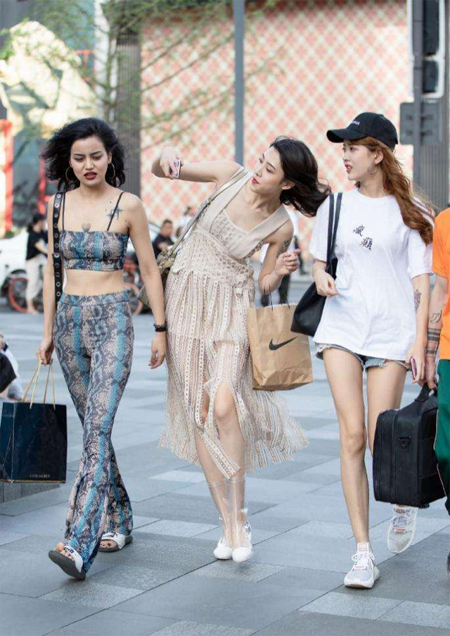 街拍：闺蜜逛街，一个比一个漂亮，她们是街上最靓丽的风景线！