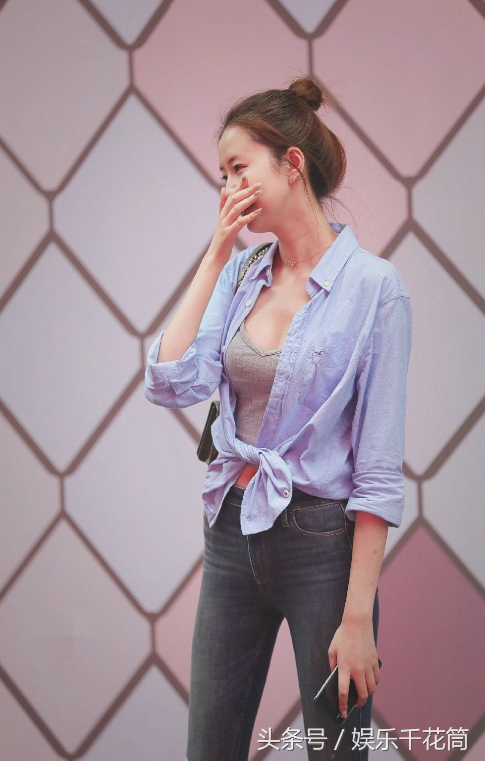 牛仔裤+衬衫打结的穿法尽显街头时尚