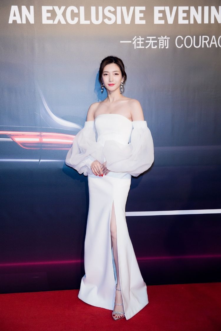 江疏影真厉害，抹胸长裙凸显玲珑曲线，身材不输维密超模