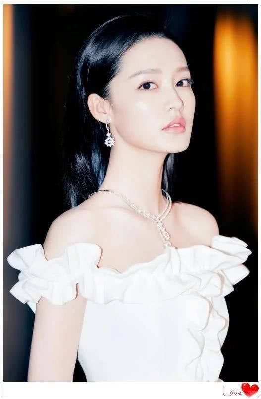 当看到27岁李沁和38岁殷桃，终于见识了真正的美人脸长啥样了