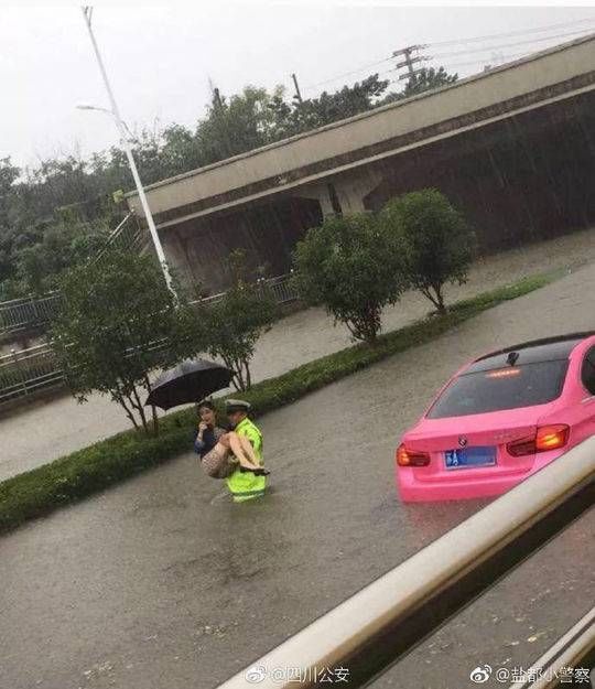 雨中交警公主抱美女 公安辟谣:南京的,有人PS了车牌